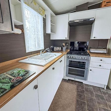 Brilliant Caravan With A Partial Sea View In Suffolk Ref 32026Az Lowestoft Εξωτερικό φωτογραφία